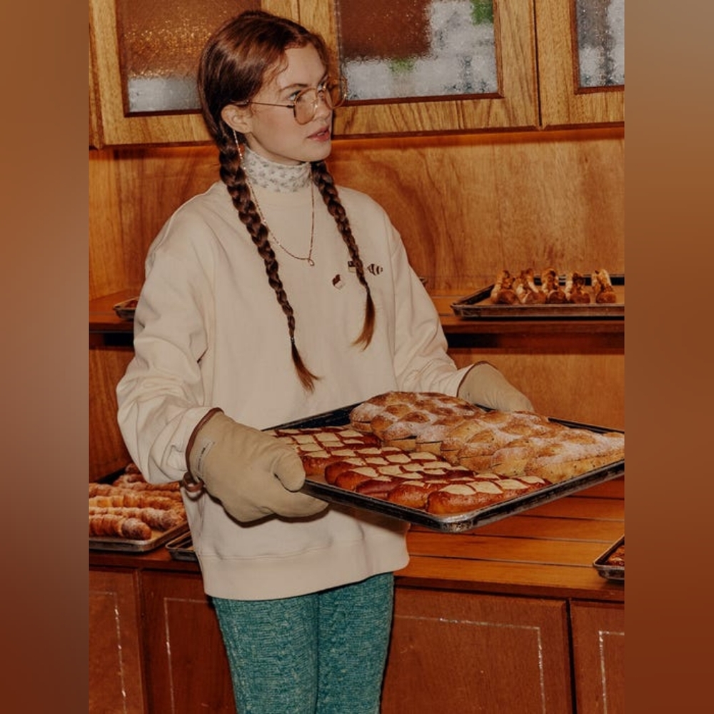 W concept FRONTROW [X OUR Bakery] Croissant Sweatshirt beige